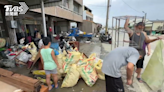 台南後壁淹水退 家人外地趕回齊心清理 總動員15人「捨不得阿嬤家」│TVBS新聞網