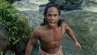 El increíble cambio físico del protagonista de 'Apocalypto', la película de Mel Gibson sobre los mayas, 20 años después