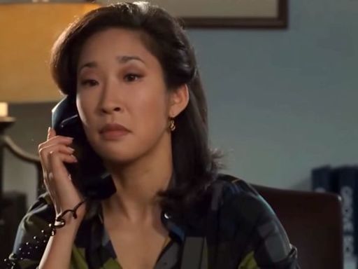 Sandra Oh recreates iconic ‘Princess Diaries’ scene to introduce Anne Hathaway on ‘The Kelly Clarkson Show’ | CNN