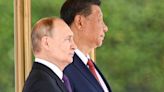 Xi Jinping reçoit Vladimir Poutine en grande pompe à Pékin et salue une relation «propice à la paix»