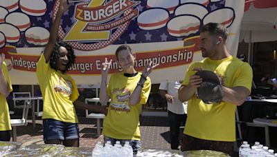 Empate a 34 hamburguesas en 10 minutos para celebrar el Día de la Independencia de EE.UU.