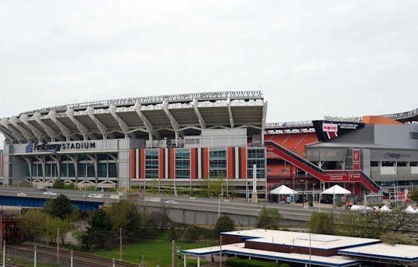 Browns Adapt to Weather Challenges at Training Camp