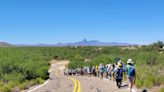 'Caminata del migrante' avanza en la frontera de EE.UU. y México en tributo a los muertos