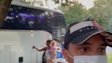 Texas envía dos autobuses de migrantes a casa de Kamala Harris