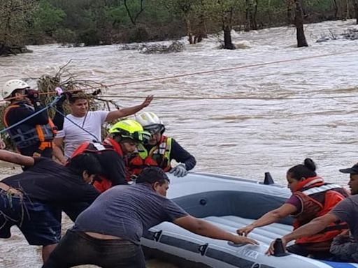 Rescatan a tres adultos y un menor atrapados por creciente del río Chihue en Tamaulipas