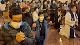 Cientos de fieles madrugan en iglesia de Lima para celebrar el Jueves Santo