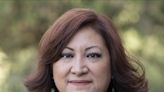 Peruana hace historia al asumir dirección de escuela de periodismo en Arizona