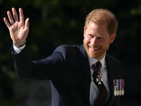 Prince Harry leaves UK without having met his father or brother in a devastating snub