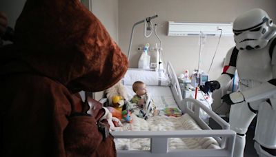 Los pacientes de pediatría del HUN y del CUN reciben a los personajes de Star Wars con motivo de la campaña “La fuerza contra el cáncer”