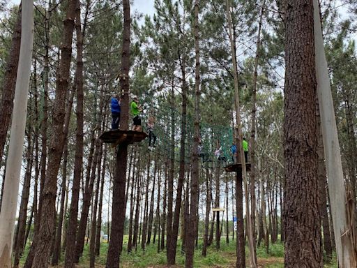 Abierto el primer parque de cuerdas en un monte de Tapia de Casariego, que ofrece entradas a particulares a partir de julio