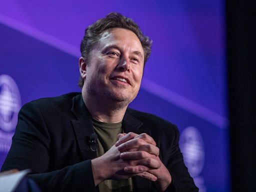 Elon Musk, America’s richest immigrant, is angry about immigration. Can he influence the election?