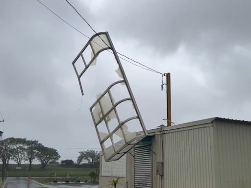 宜蘭五結天外飛來遮雨棚！ 掛電線狂晃驚險畫面曝