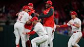 Rojos superan a Cachorros y evitan las 100 derrotas