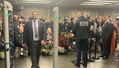 Detectores de armas en estaciones y más médicos para ayudar a enfermos mentales graves en el metro de NYC - El Diario NY