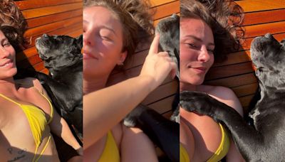 Paolla Oliveira pega sol de biquíni com seu cachorro