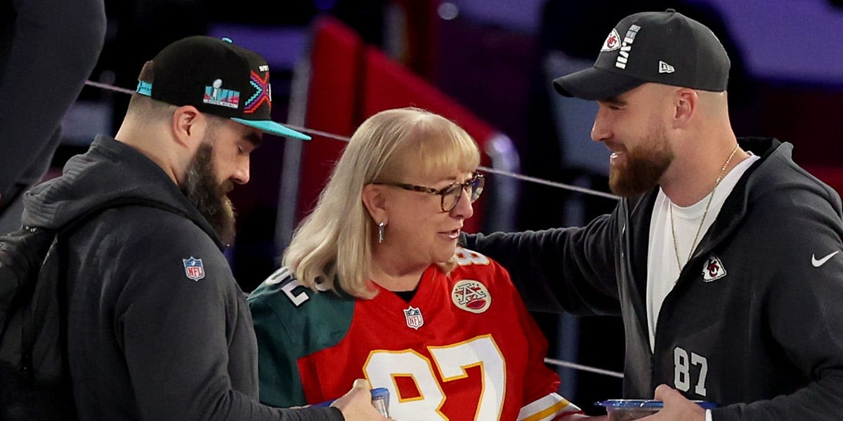 Staying together for your kids, like Donna and Ed Kelce did, is good — if you do it right, a therapist says. Here's how.