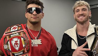 WWE | Patrick Mahomes aparece en Monday Night RAW y lo hace junto a Logan Paul de manera épica