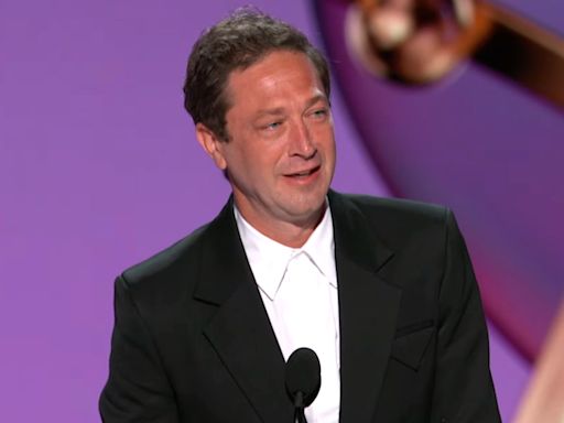 Ebon Moss-Bachrach Thanks His Parents for Taking 'Such Good Care' of His Cat in Heartfelt Speech at Emmys 2024