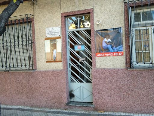 Visita guiada y choripán en la primera casa propia de Maradona y su familia en Buenos Aires
