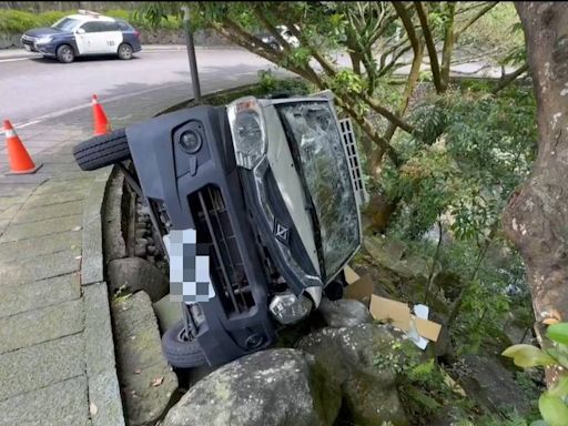影／沒拉手剎車！車倒退嚕「肉身擋車」遭輾…冷凍車司機在法鼓山園區OHCA