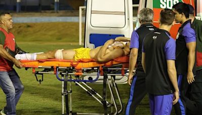 Goleiro de time goiano toma tiro de bala de borracha por policial em campo; veja vídeo