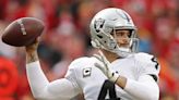 Derek Carr afirma que sería genial tener a Colin Kaepernick en los Raiders