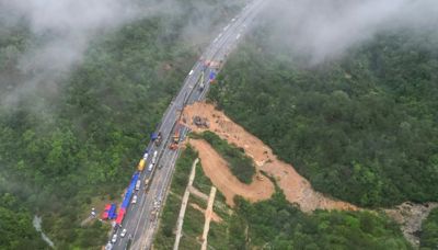 Nach heftigem Dauerregen: 48 Tote nach Teileinsturz von Autobahn in China