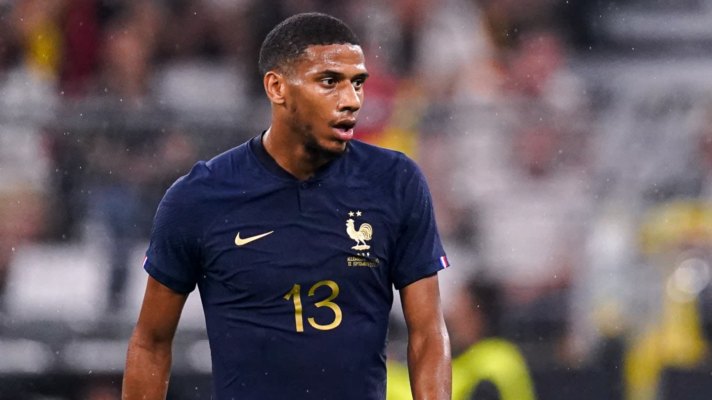 Ligue 1 star confirms talks over Man Utd move