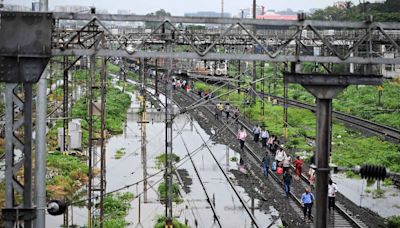 Rains stop in Mumbai but trains still delayed