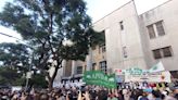 Abrazo simbólico: masiva marcha en apoyo al Hospital de Clínicas tras los recortes del Gobierno