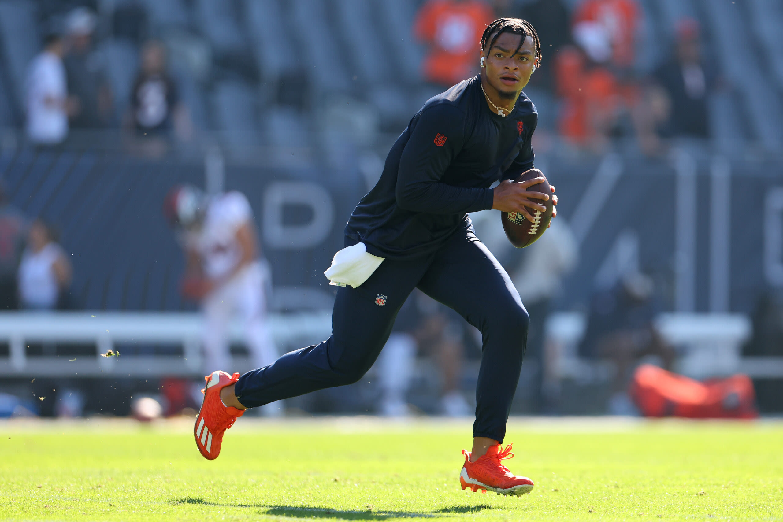 WATCH: Justin Fields shows off eye-hand coordination with Steelers