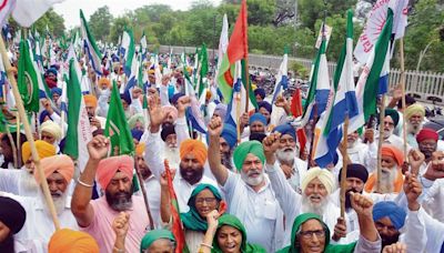 Farmers march to MP Aujla’s residence, submit memorandum to family members