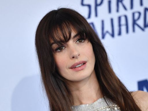 Anne Hathaway dice que tuvo que besar a 10 hombres durante unas audiciones “asquerosas”