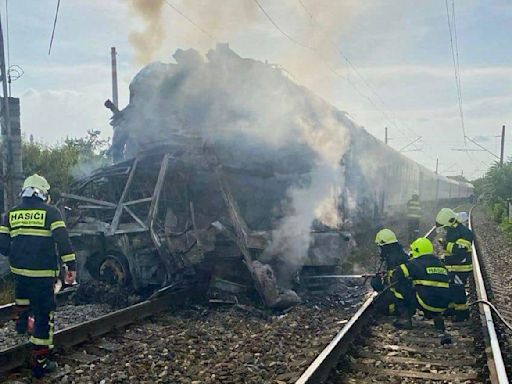 Ministro de Transporte: Error humano, posible causa de mortal choque de tren y autobús en Eslovaquia