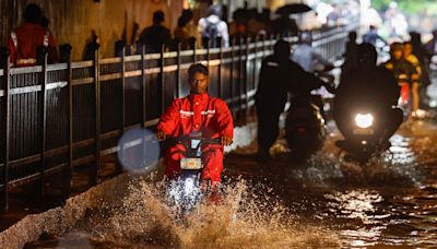 Monsoon deluge plagues India with floods, lightning