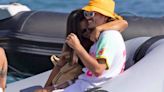 Antoine Griezmann y su mujer, Erika Choperena, presumen de complicidad en Ibiza junto a su familia