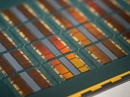 South Korea’s Semiconductor Output Rises by Most in 14 Years