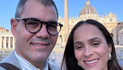 Letícia Cazarré mostra momento em que Juliano conta da doença rara de filha para Papa Francisco