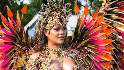 Rihanna desfila com plumas e pedrarias no carnaval de Barbados