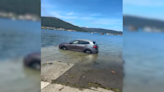 El coche de unos turistas queda atrapado por la marea en un puerto de Galicia