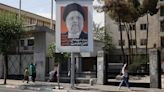 No Irã, morte do presidente é recebida com luto silencioso e comemoração discreta