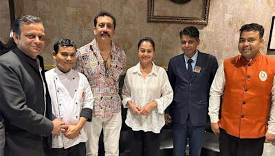 Zarina Wahab and Mukesh Tiwari relish a Bengali feast at 6 Ballygunge Place