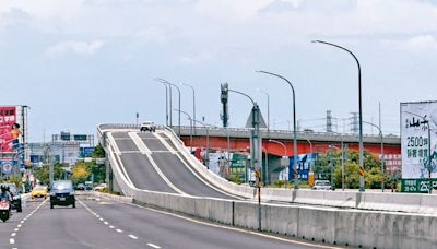 新港社轉向高架橋塞成停車場 民代促改善