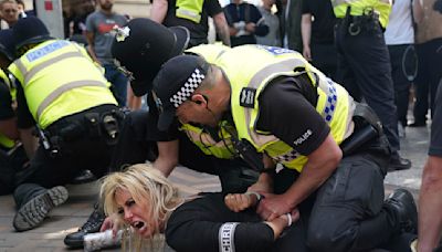 La policía británica advierte que la violencia callejera impulsada por ultraderecha desvía recursos