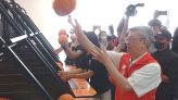 讚前鎮漁港船員會館「五星級」 陳建仁與外籍漁工玩籃球機