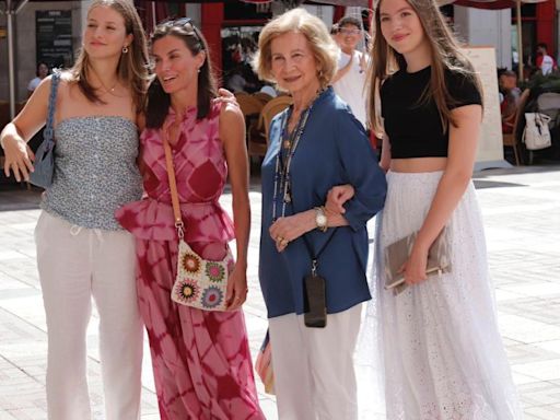 Las reinas Letizia y Sofía, la princesa Leonor y la infanta Sofía, paseo de chicas por el centro de Palma