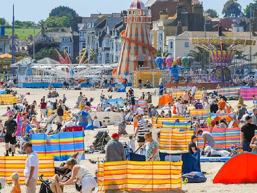 Sun-seekers pack out beaches and parks as temperatures rise above 20C