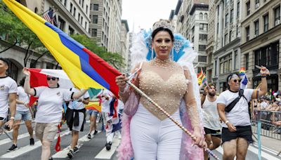 Banderas del arcoíris inundan Nueva York para celebrar multitudinaria marcha del Orgullo