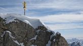 Bergwacht warnt vor Schneepassagen - Bei Aufstieg auf Zugspitze: Bergsteiger (40) rutscht aus und stürzt in den Tod