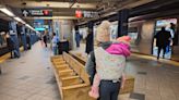 ¿De qué forma la Ciudad de Nueva York evitará que más niños migrantes sigan en el Subway vendiendo golosinas? - El Diario NY